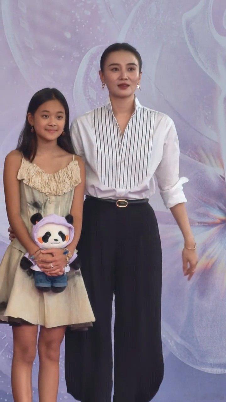 宋佳梅婷女儿一起走红毯宋佳带着梅婷女儿一起走红毯 宋佳梅婷女儿一起走红毯，铁梅妈