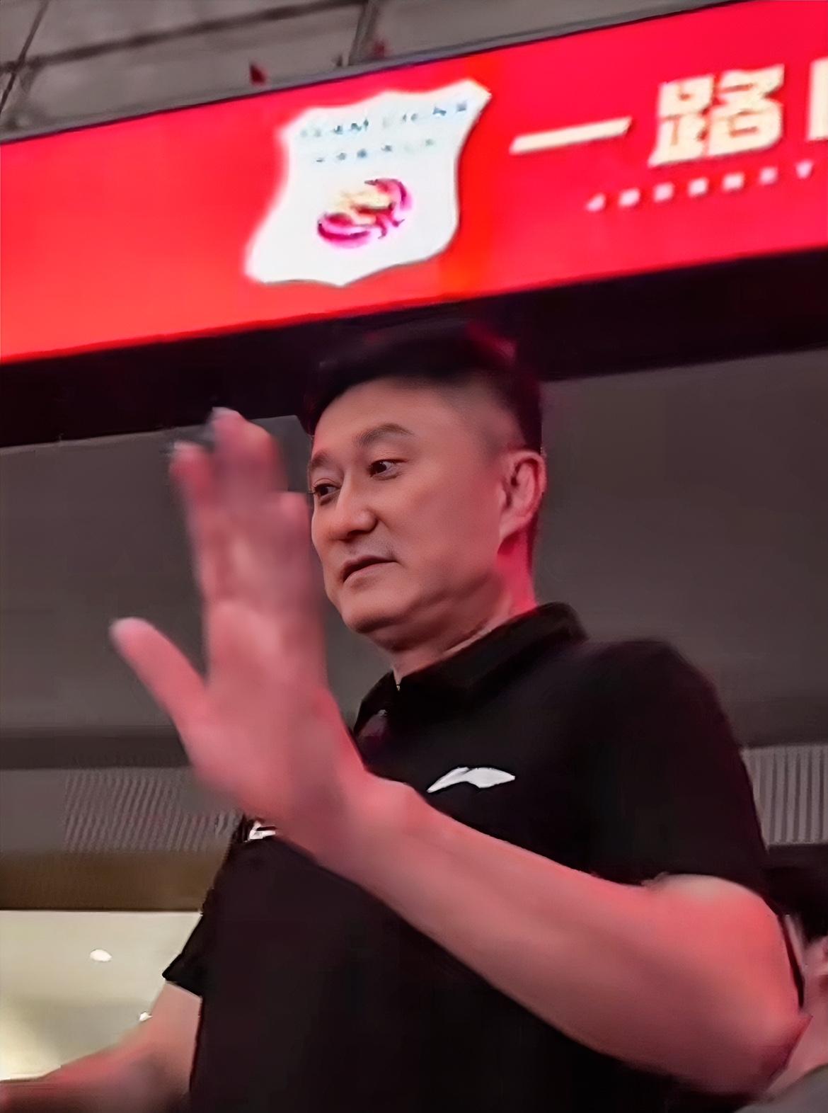 杜锋现场观赛，焦泊乔发挥神勇！热身赛中国男篮83-78战胜乌拉圭男篮。

本场比