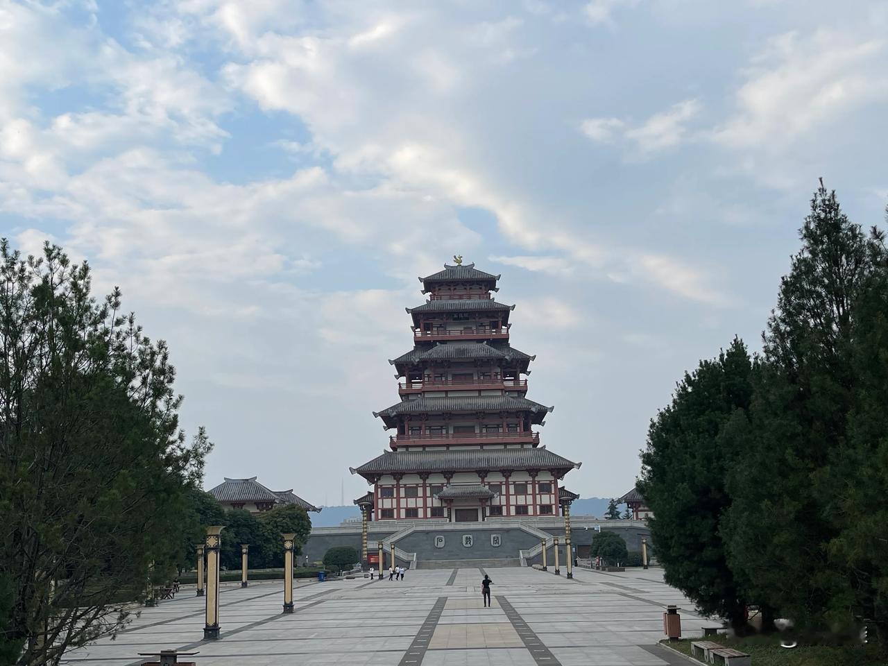 石鼓园位于渭滨区石鼓镇，渭河从脚下流淌，茵香河从这里汇入渭河。因此地曾经挖掘出