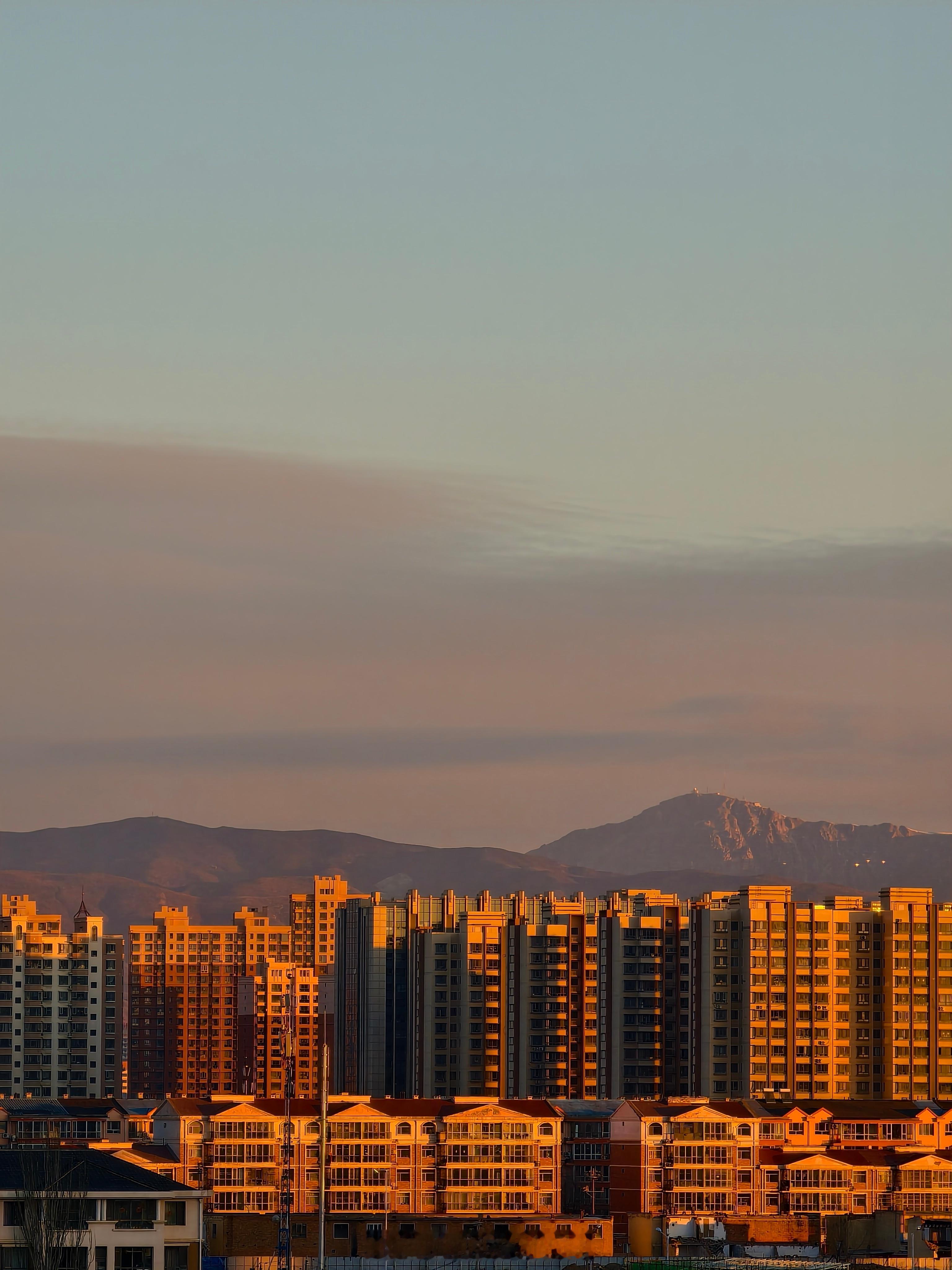 金光破晓山峦秀  