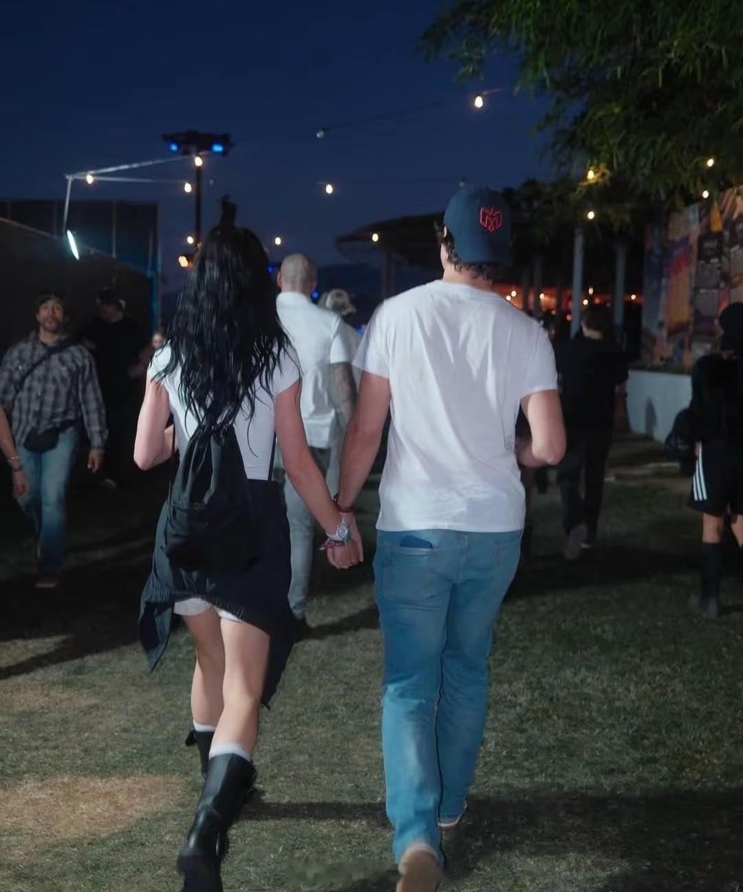 水果姐  Katy perry晒出了与现任男友土豆哥的甜蜜合影照片，两人十指紧扣