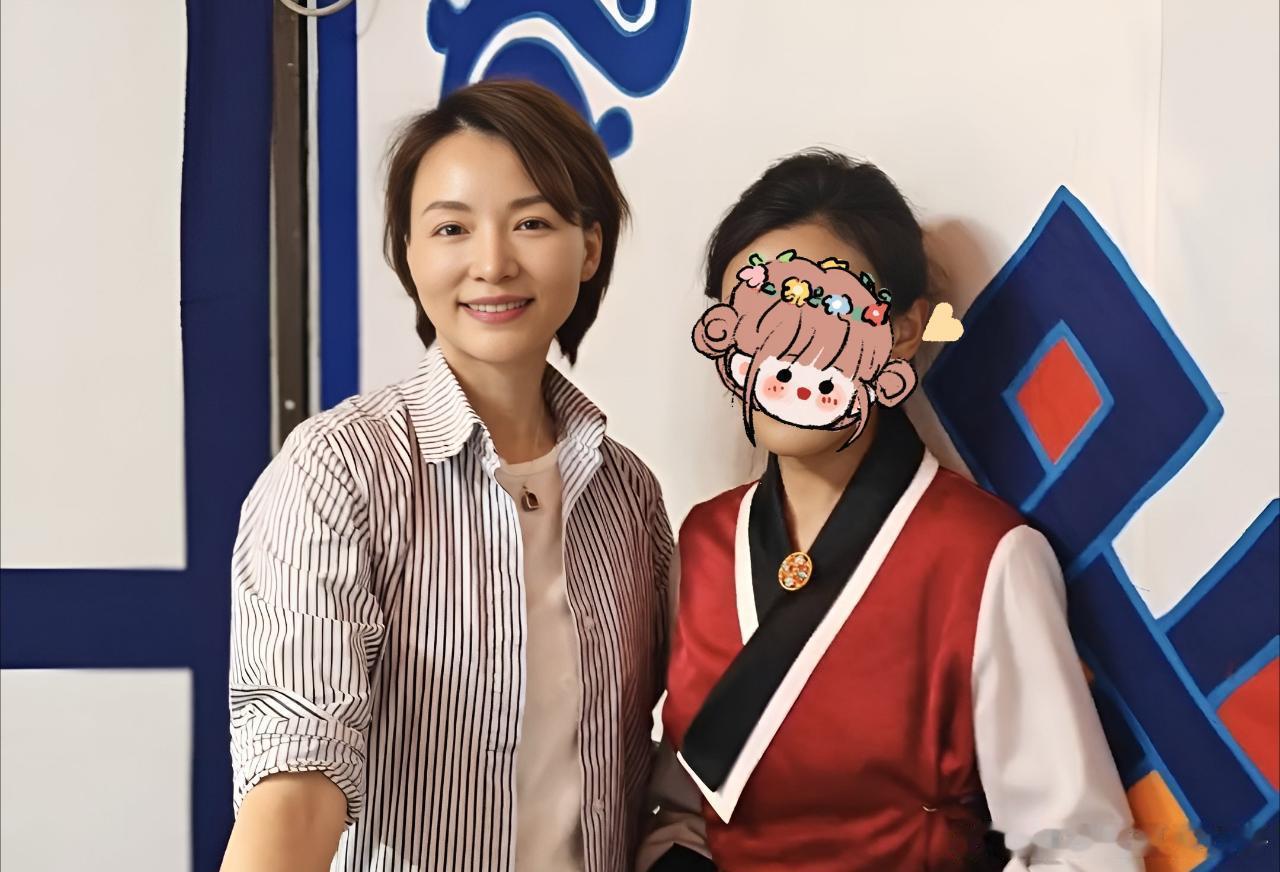 #董卿现身拉萨##拉萨偶遇董卿#董卿现身拉萨，素颜状态松弛自然。 ​​​