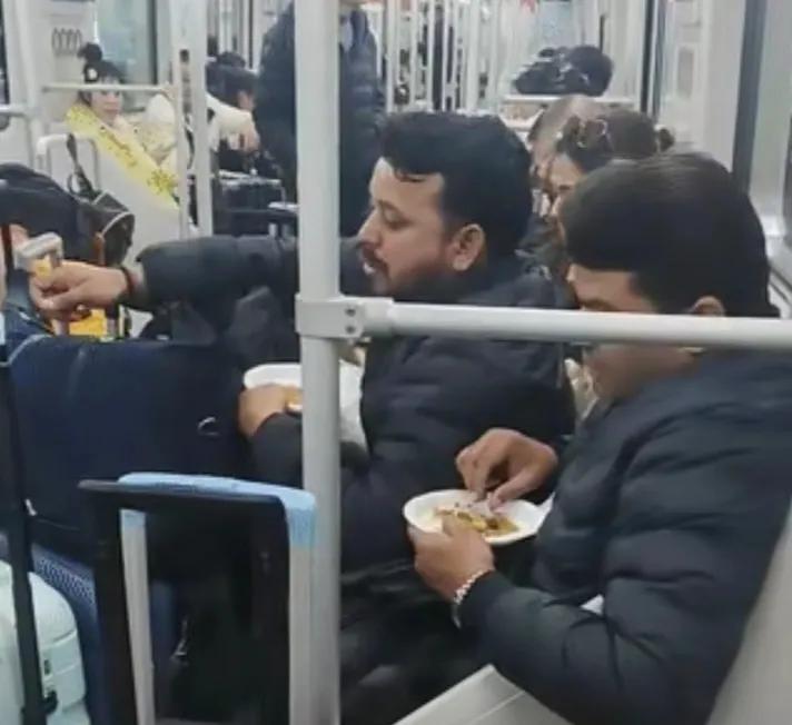外国人又在中国地铁上吃饭，相关工作人员应该要被解雇。

据博主表示：虽然地铁工作