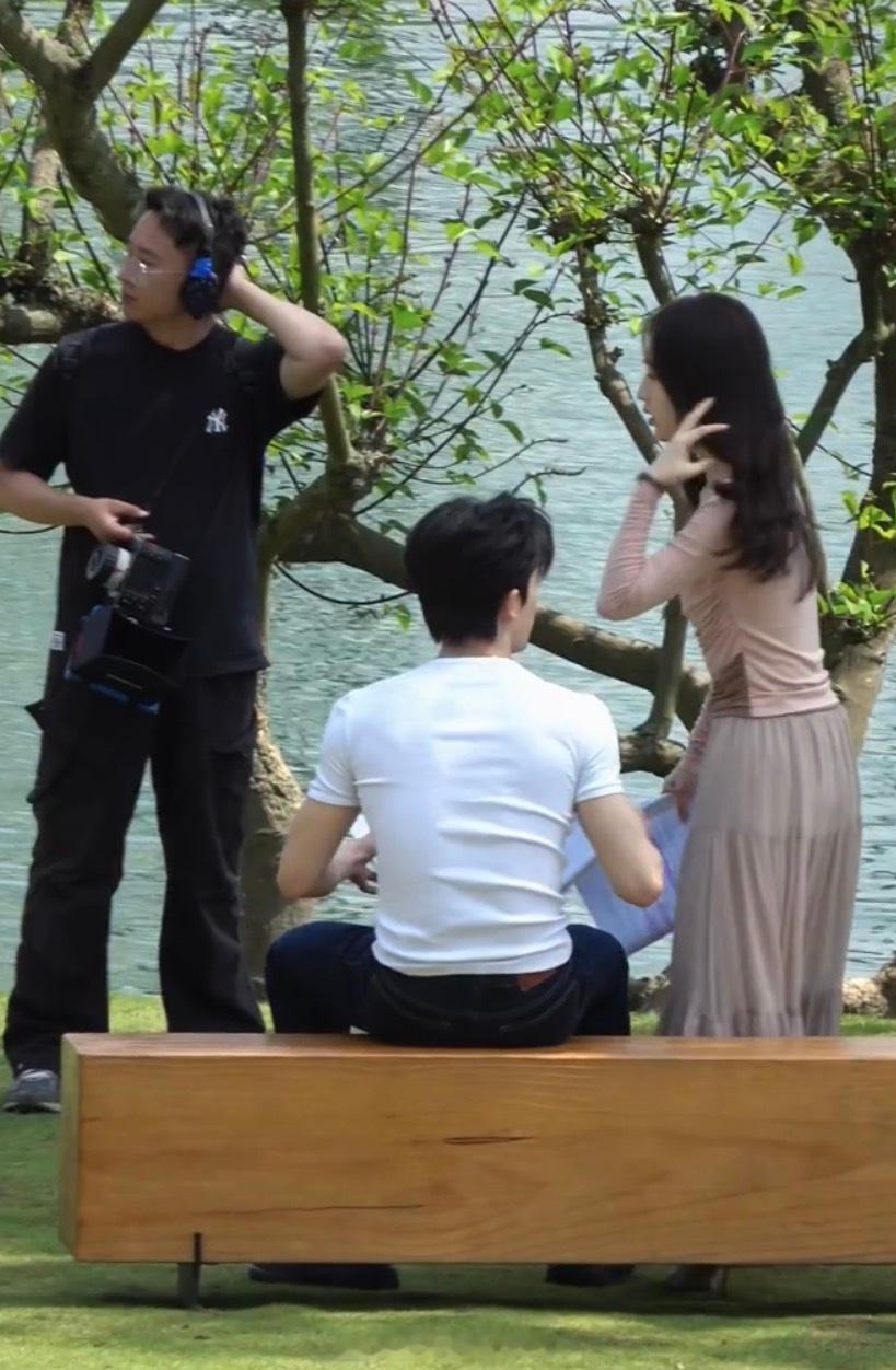 王星越紧身白T王星越白T肌肉线条 好标准的身材 