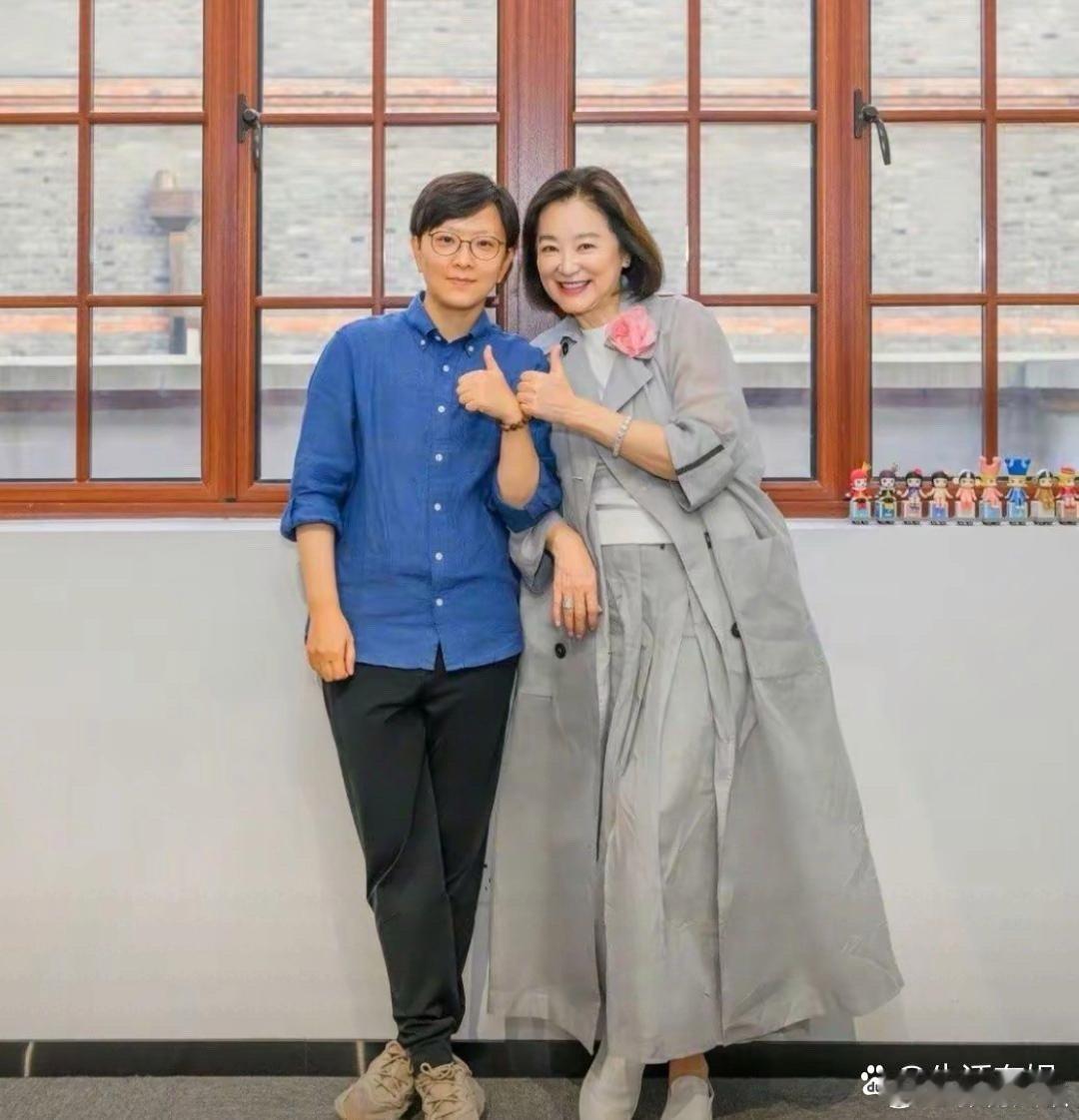林青霞拜王珮瑜学京剧，已是69岁年龄还折腾虽身材发福，但优雅大气，不影响美丽！ 