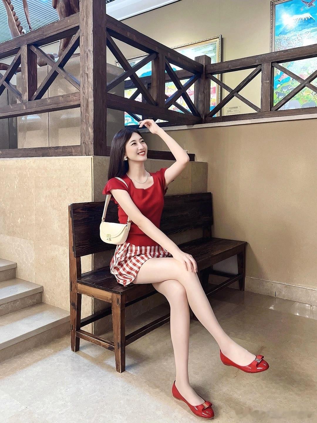 红色公主鞋配丝袜，自带磨皮效果～ ​​​