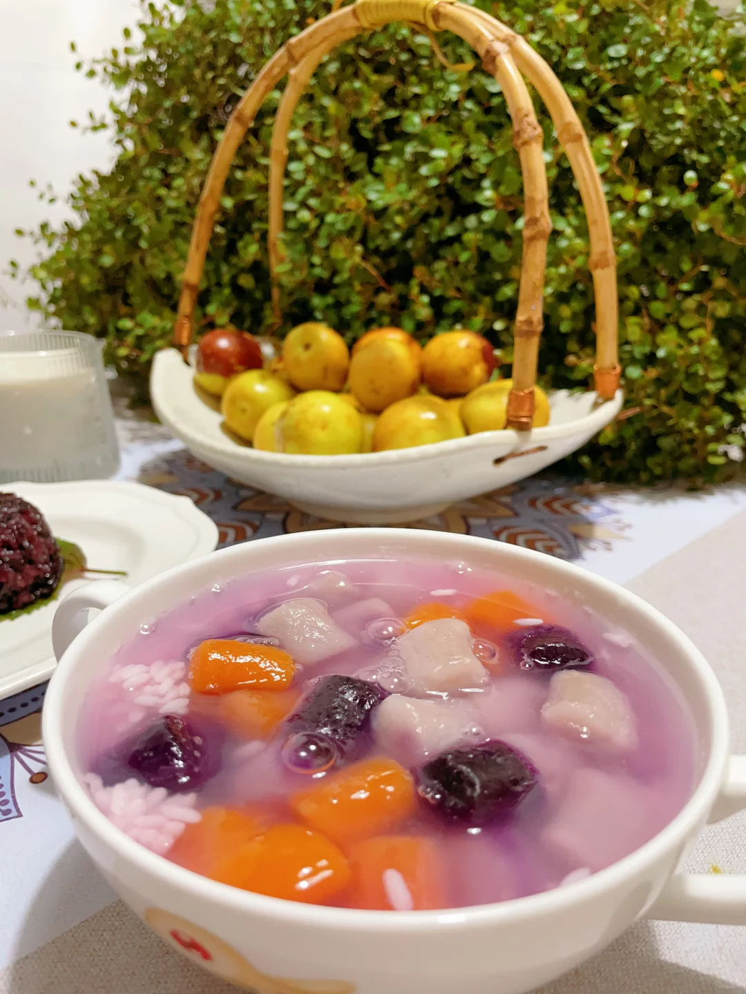 周六 早餐酒酿芋圆，紫米饭团。