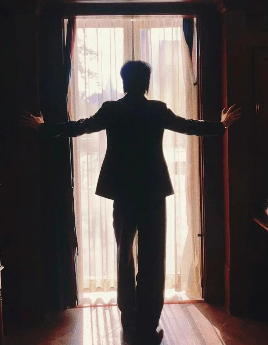 zlh张凌赫归鸾扮相有亿点点帅 

把未说出口的喜欢，藏进张凌赫唇角的微光里，一