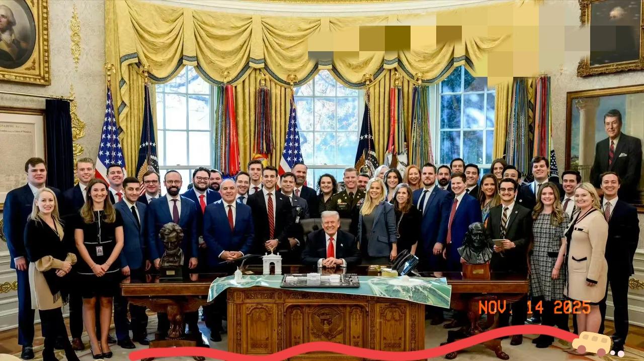 白宫已经基本看不到黑人，全是金发碧眼！
 
特朗普对白人金发形象的偏爱体现在其团