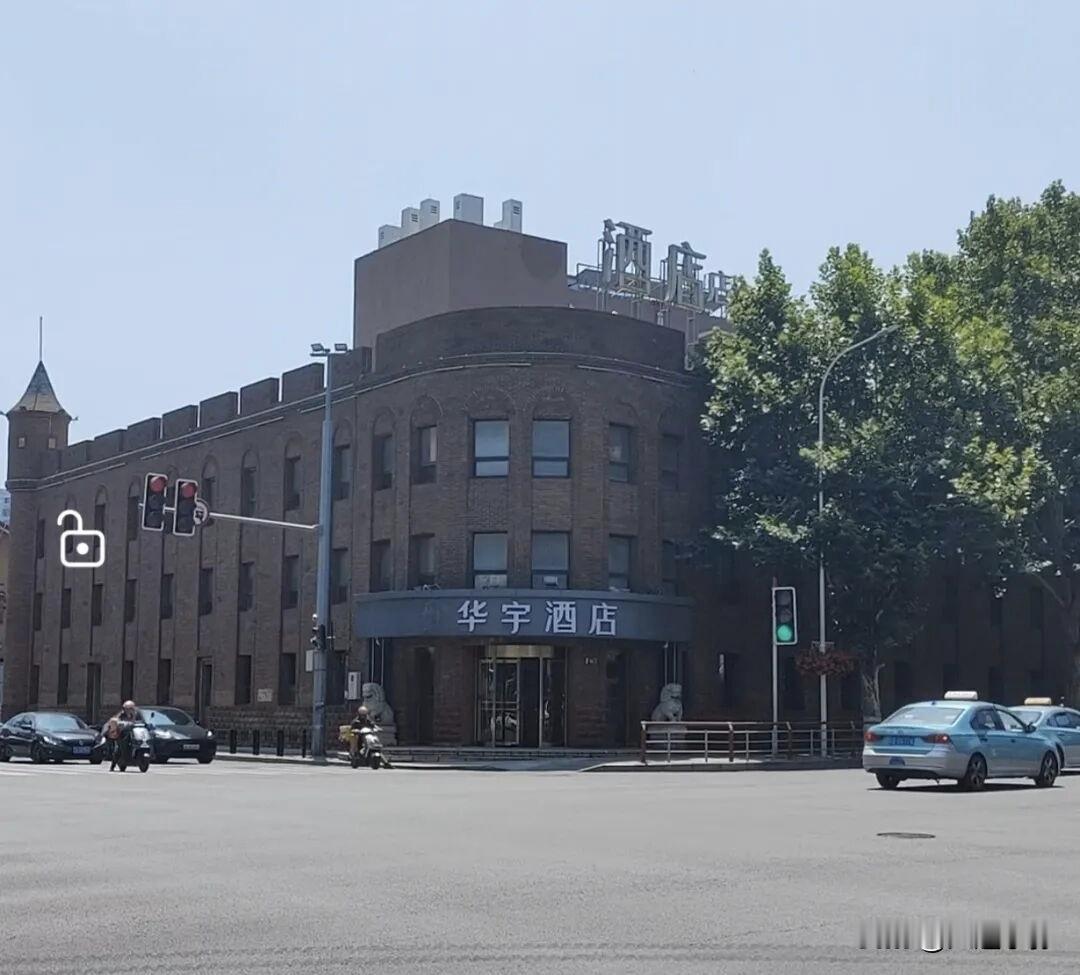 大连马栏河畔古堡式酒店的百年沧桑往事
伫立在大连马栏河畔、中山路街角，这座酷似古