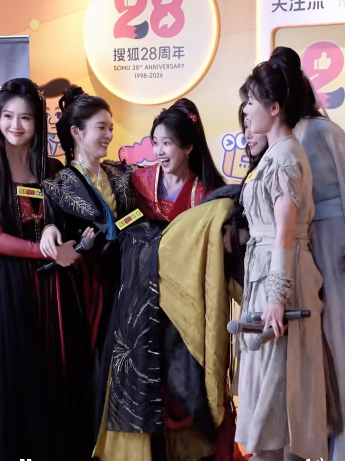 刘美含公主抱傅菁内娱首部全女闯关剧的含金量 真没想到！刘美含看着纤细的身子，力气