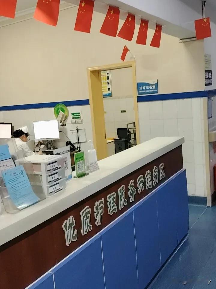 今天是91岁老母亲住院第8天，跨骨头置换手术己做了三天，今天下床慢慢做健复锻炼。