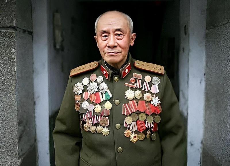 1938年，一个日本兵知道我军不虐待俘虏就疯狂挑衅，战士气不过把他打伤，没想到排