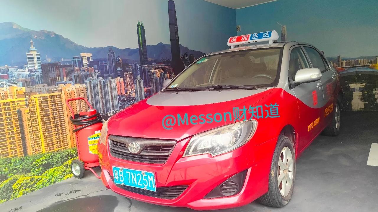 在深圳生活超过10年的朋友，对图片中的红色出租车都不陌生吧。
深圳市的运营的士曾