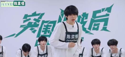 陈奕恒考核临场发挥能力 陈奕恒在考核现场展现超强心理素质，各类突发节奏都能轻松衔