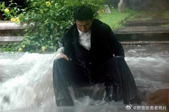 2005年，刘德华在为《再说一次我爱你》拍摄MV时，突遇暴雨，地点是香港跑马地坟