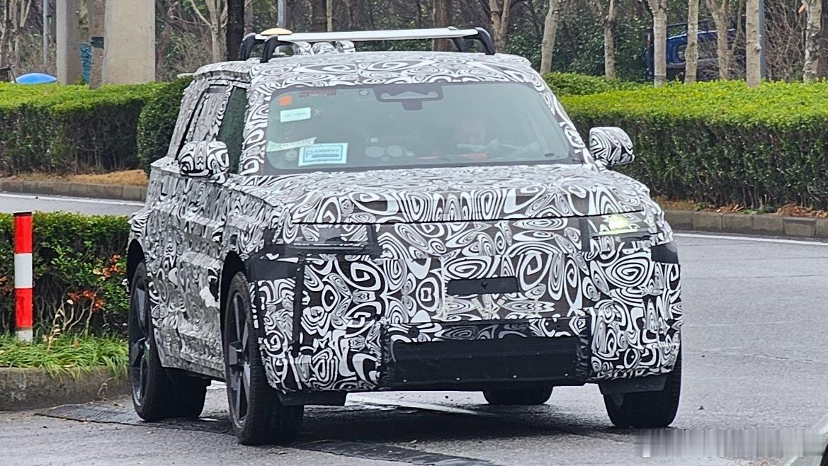 纯电小卫士国内谍照曝光！预计将在年底发布！这L113就非常的大不列颠了，够长