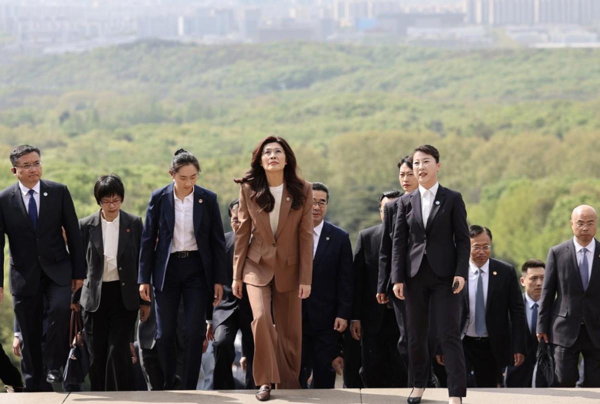 4月8日，国民党主席郑丽文踏上访陆第二天，按惯例，她带着团队直奔南京中山陵。
