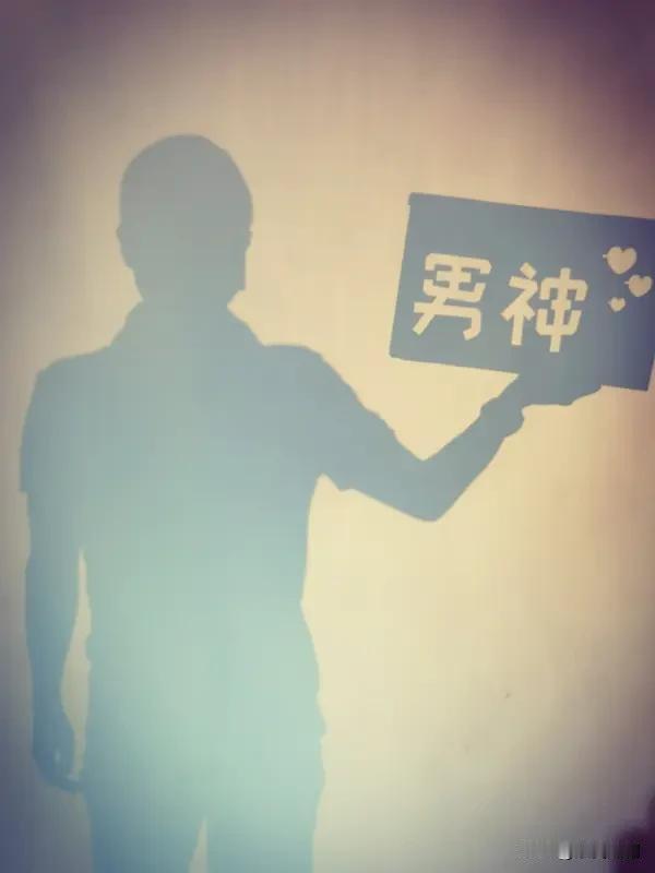 若问我心中的男神是谁，那必定是莱昂纳多·迪卡普里奥。他在《泰坦尼克号》中所饰演的