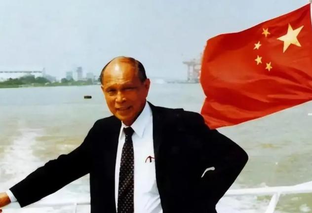 1950年，霍英东送给志愿军的货物被海盗劫持，他自己也被海盗用枪顶头，霍英东的呼