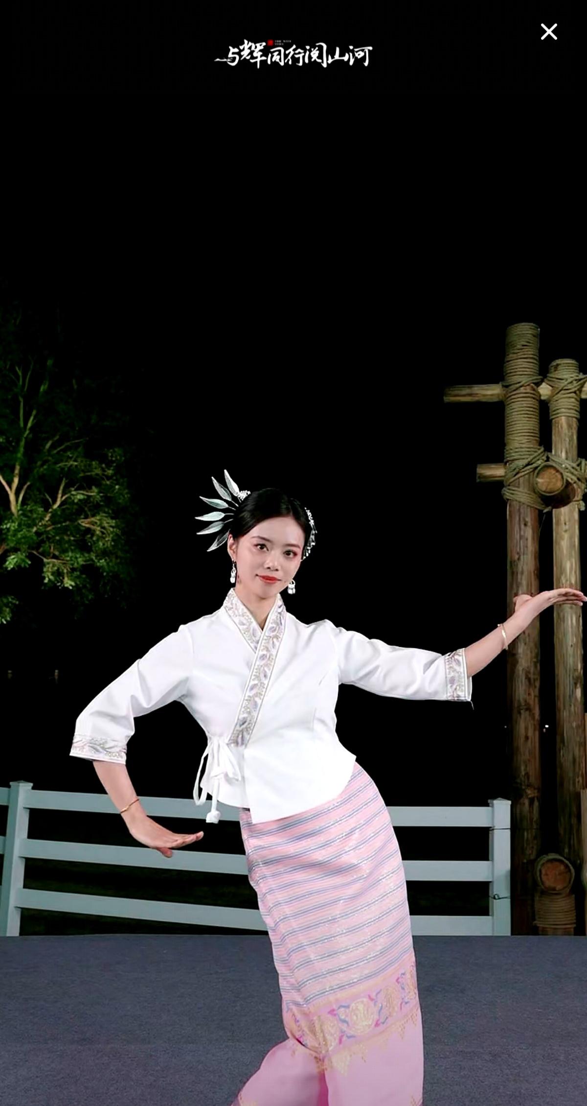 “与辉同行阅山河云南行”
昨晚在保山世外乡村高黎贡勐赫小镇的演出
4小贝&鹏鹏的