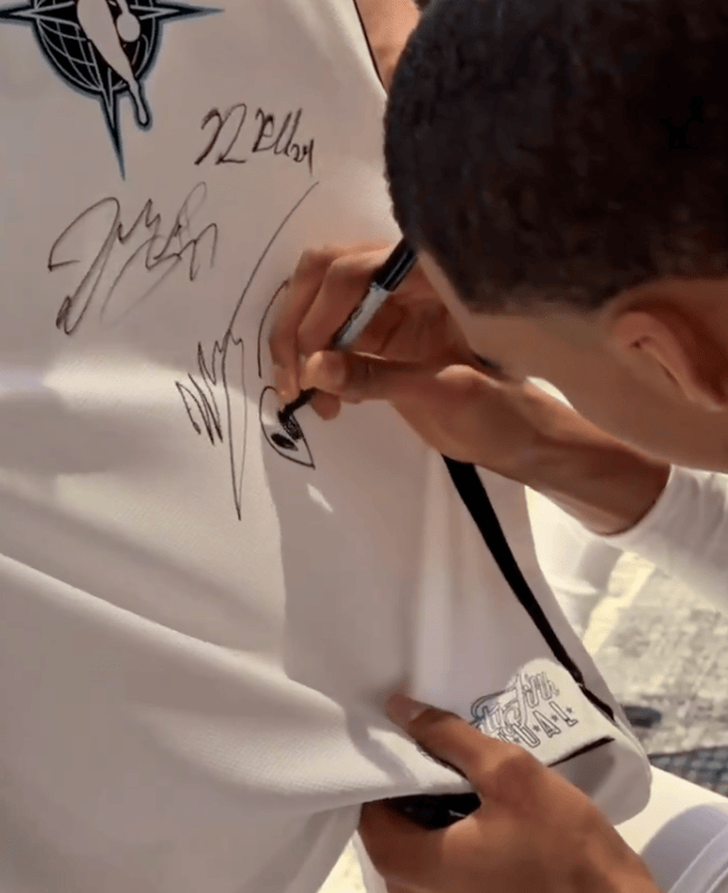 今天又要集体洗头了在文班亚马给送他的球衣签名之后，约基奇又说：“我想要个外星人（