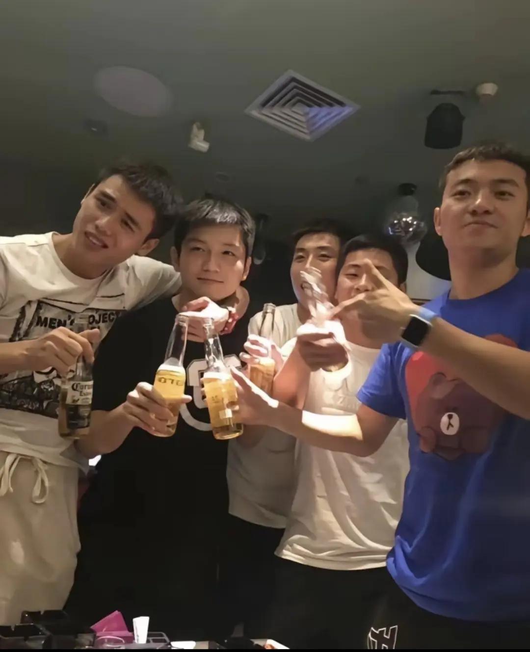 被誉为''欢乐谷小分队''的帅哥合照

我认出了目若朗星、颜如冠玉的樊振东，眉欢