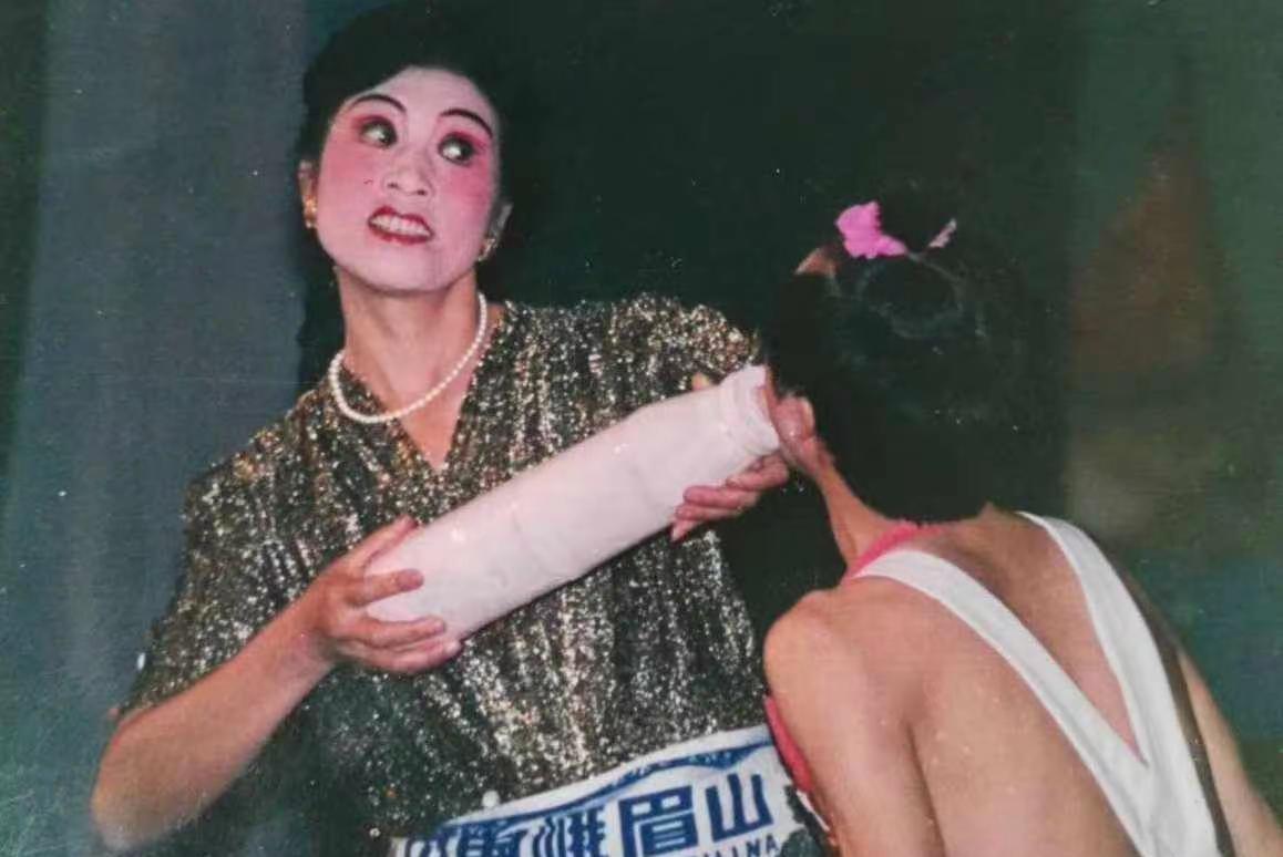 音乐小品《宝宝回家》演员：宝宝扮演者沈宏、母亲扮演者任中玉、父亲扮演者张德兴！该