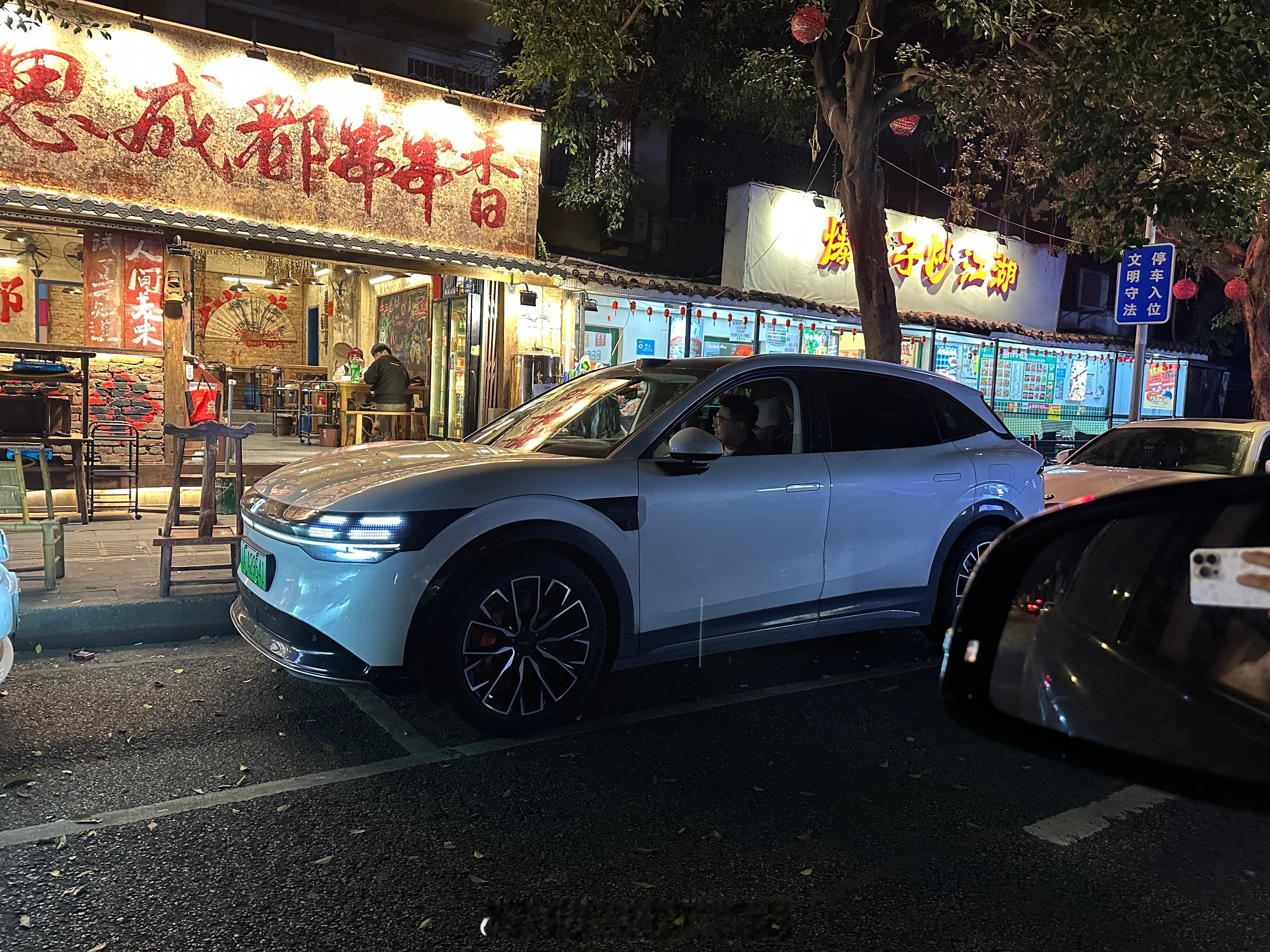 吃了个很深夜的夜宵，感受了下的极氪7X，和我这次开的岚图Free318差别蛮大的