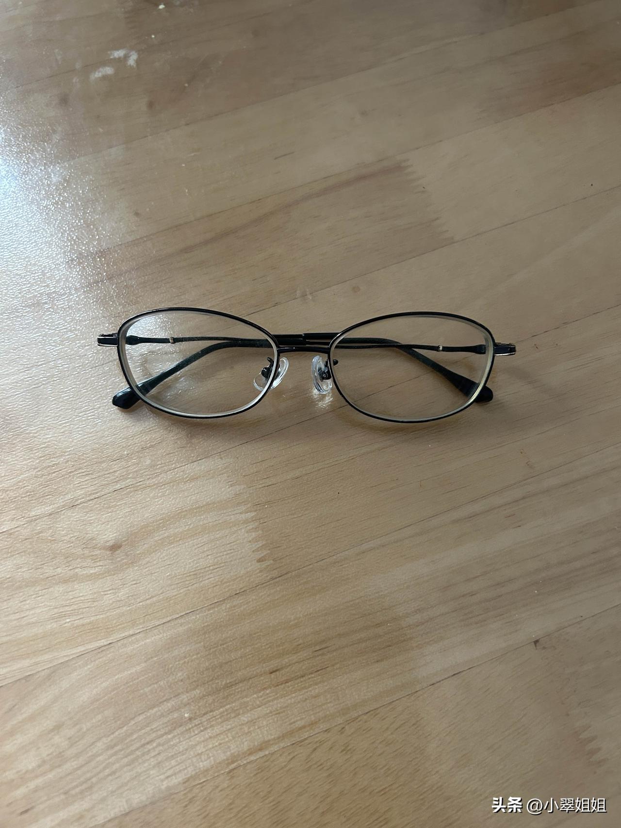 真希望眼镜价格在这次曝光暴利的同时，能够把配眼镜的价格打下来！
我也是个高度近视