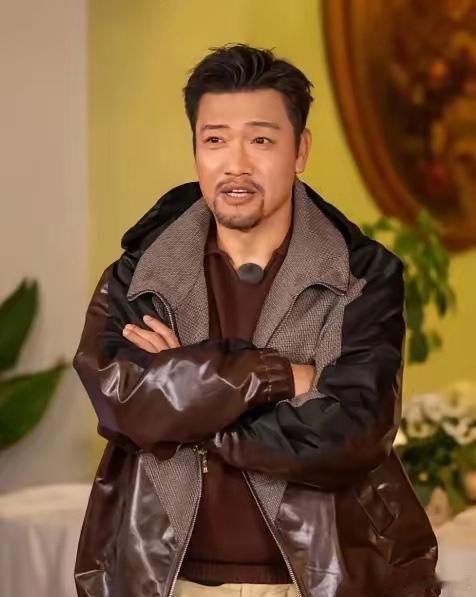 说实话，贾冰这次塌不了房。不是他没问题，是全网把账算清楚了。他抽烟喝酒说粗话，关