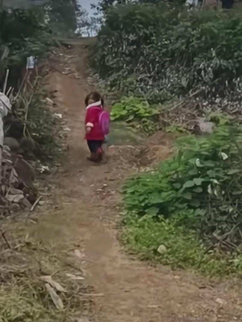 小小的身影，10多米的土路上，小姑娘多次回头，跟在后面的老师，看见小姑娘回头的瞬