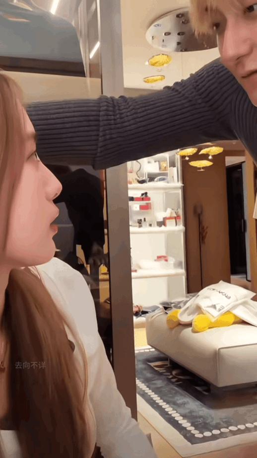 徐艺洋诠释了结了婚的女人好能忍！黄子韬直播时扇老婆巴掌，徐艺洋瞬间懵了，马上还手