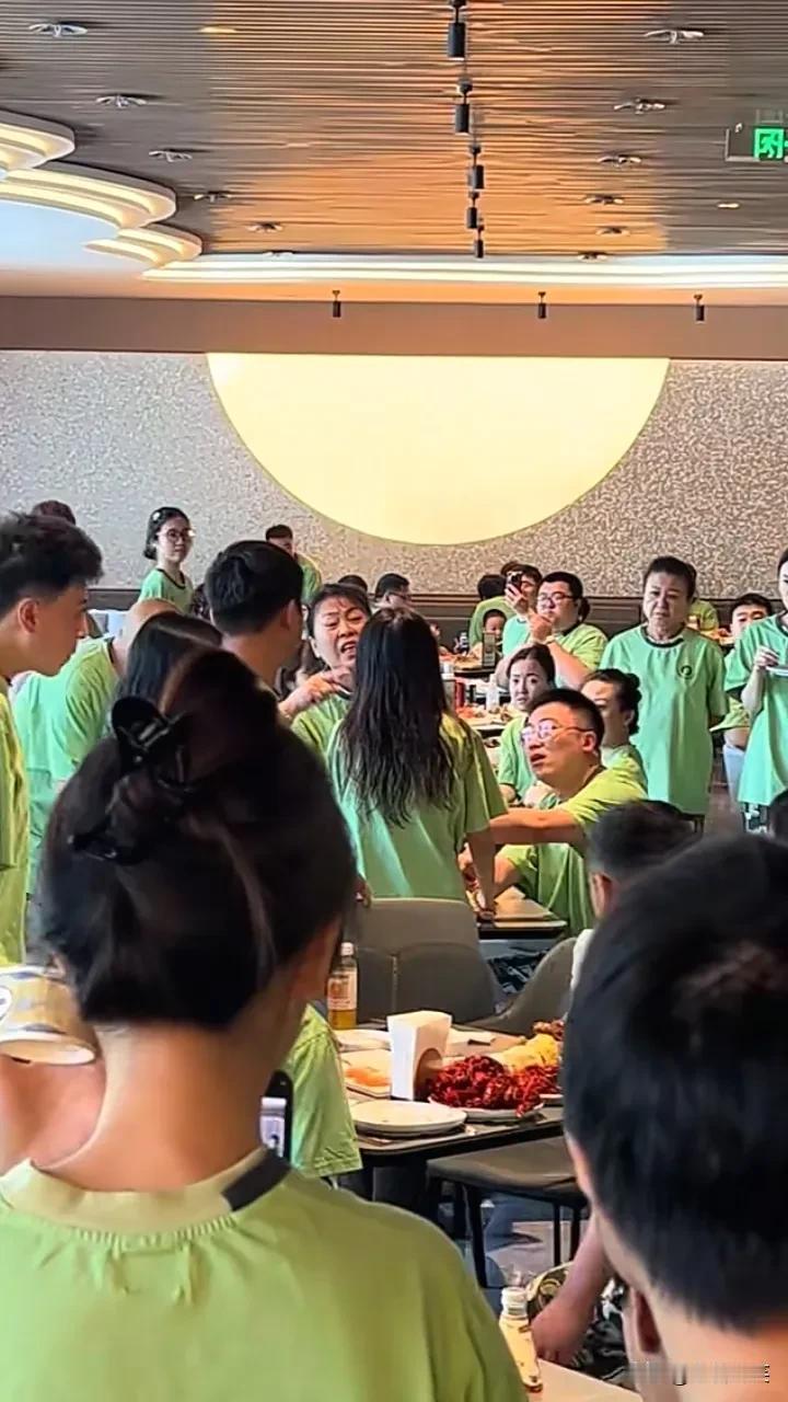 7月6日，辽宁一家泡泡森林，一对男女正吃饭呢，2个老太太走了过来，霸占他们的位置