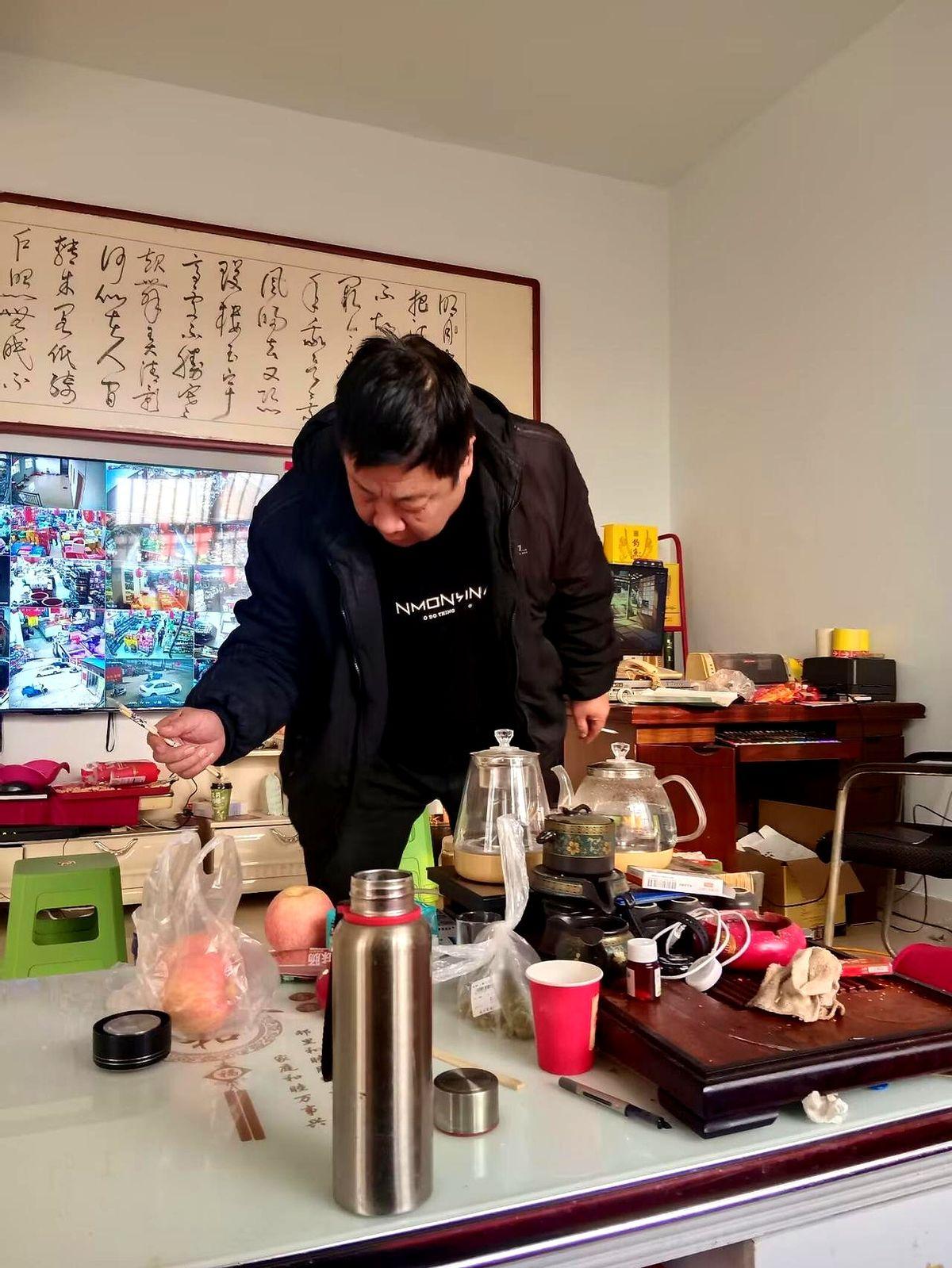 青州到岳泉村的土路上刚下过雨泥点乱溅,一位退伍二十七年的老兵偶遇昔日同连兄弟,手