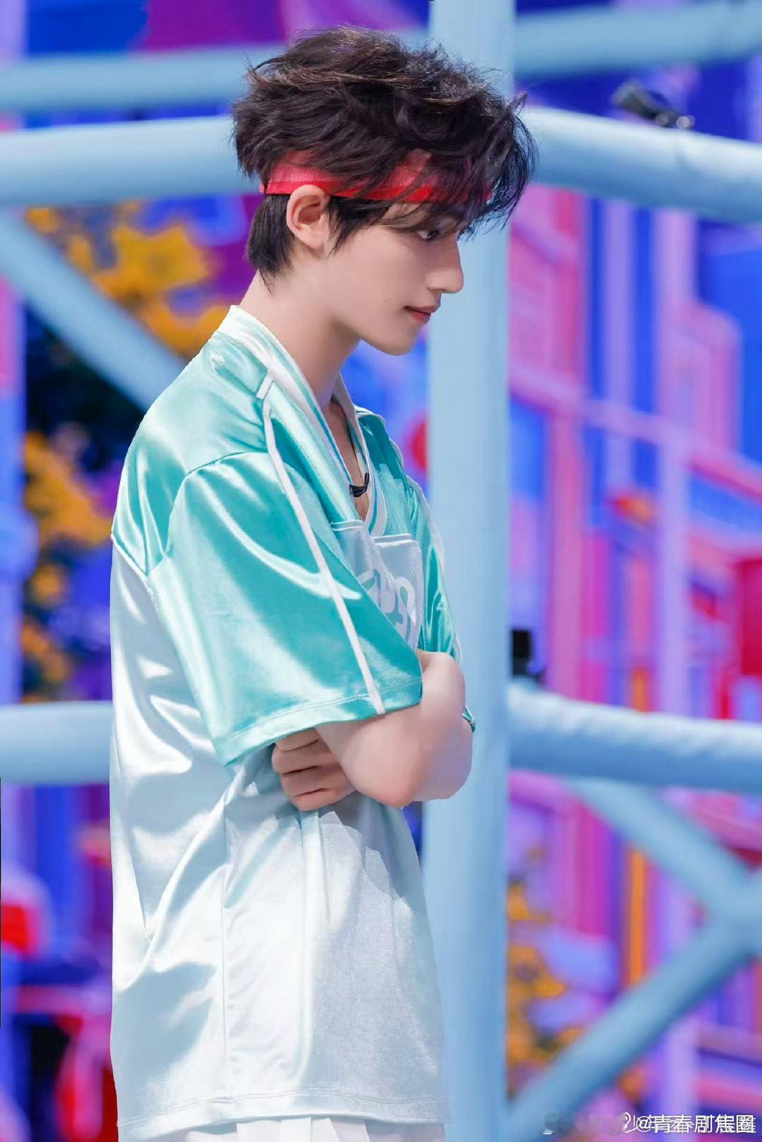 丁程鑫干坏事的时候一点儿不嫌累你好星期六丁程鑫一本正经干坏事，努力憋笑的样子承包