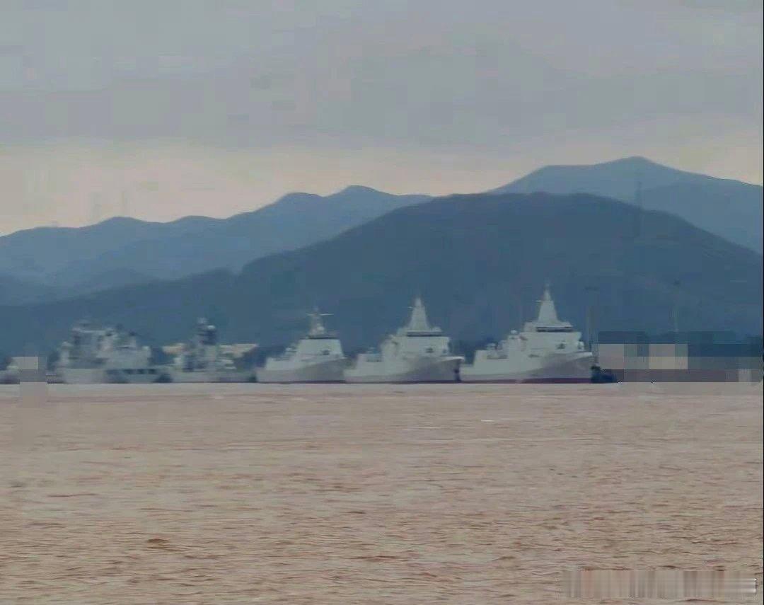 东海舰队结束没有055的历史东莞舰和安庆舰正式入列，并且已经停泊在了军港内东海舰