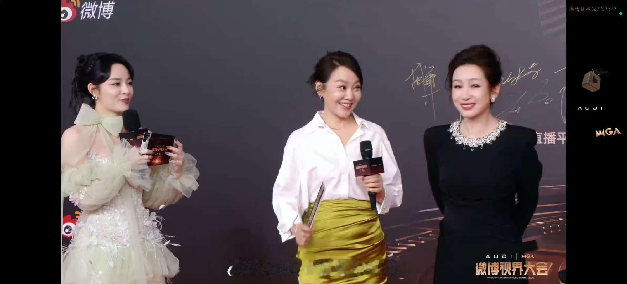 闫妮走两次红毯聊嗨了  《小巷人家》红毯上面走嗨的时候真的是忘记走了呀，后来又跟