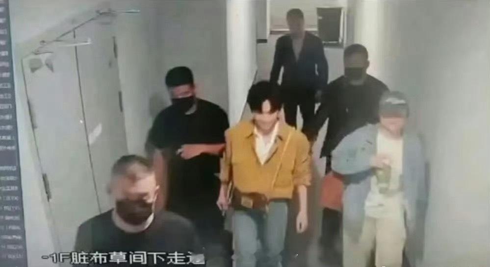 虽然这是梓渝的日常，但酒店就算侵犯隐私了吧，而且很奇怪被突然放出来了梓渝酒店 ​