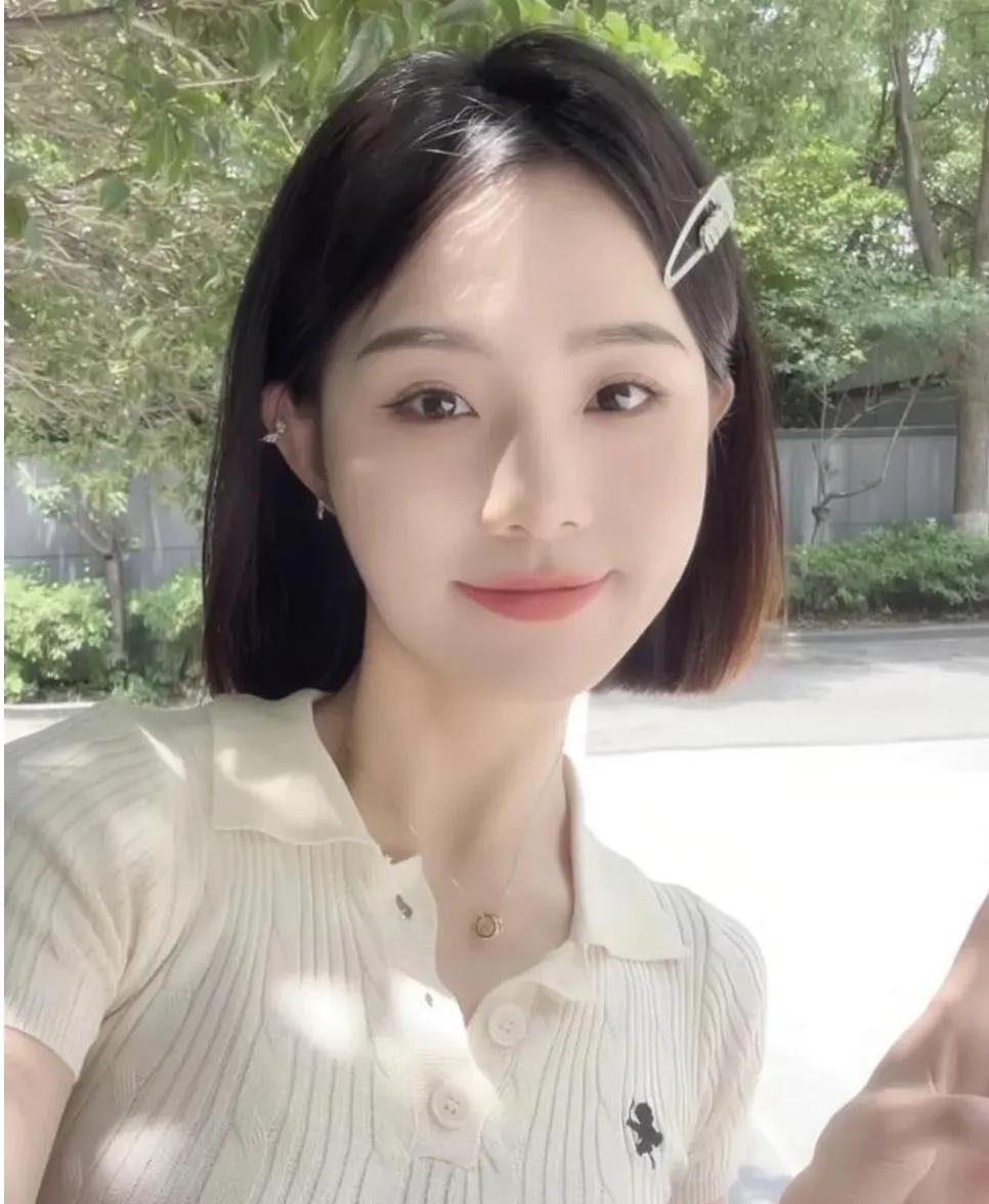 美人一笑，百愁皆消。美女妹妹漂亮的女孩。