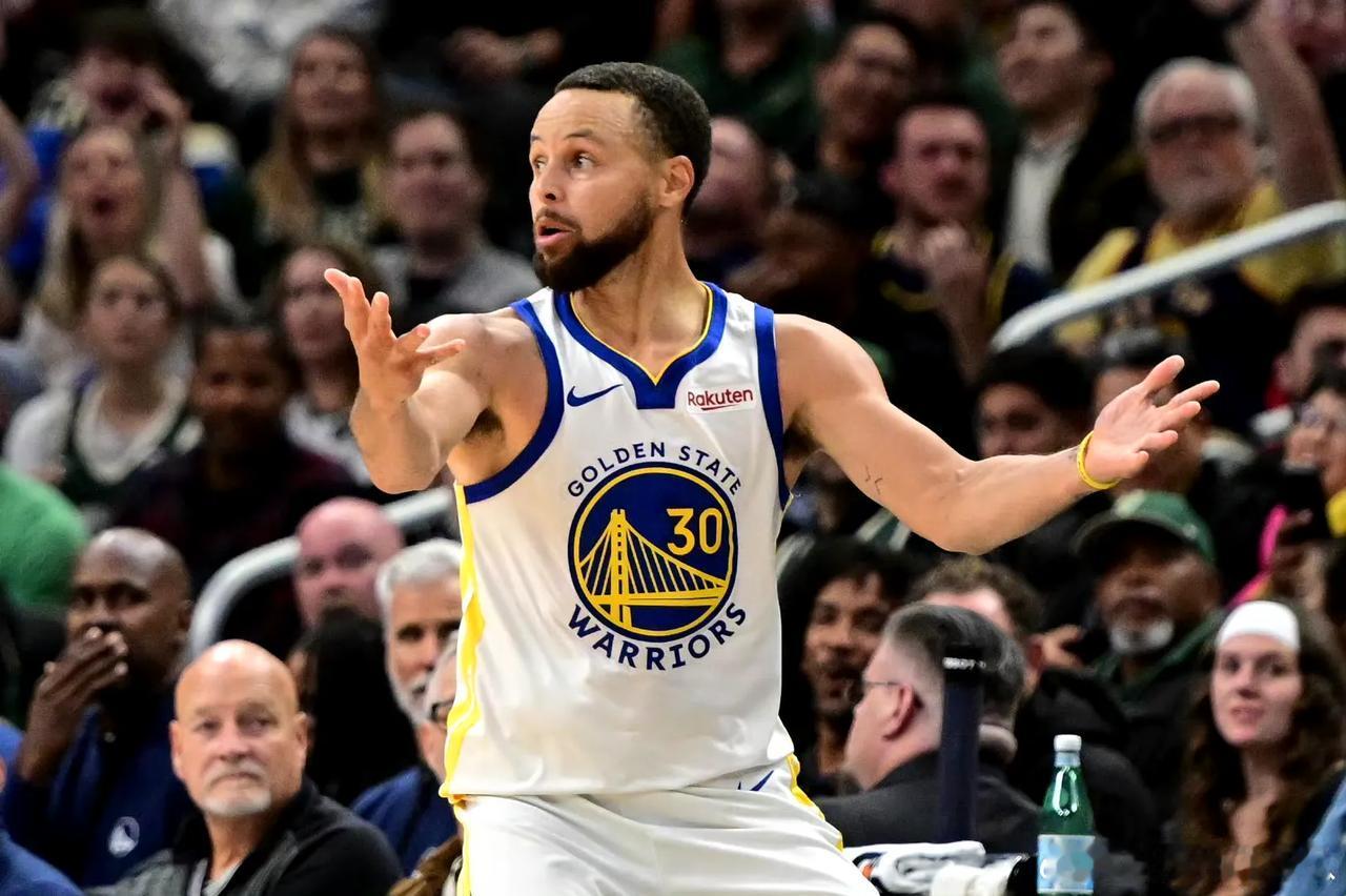 NBA赛场惊现历史性一刻！

勇士对阵雷霆的首节尾声，库里扑防以赛亚-乔的三分时