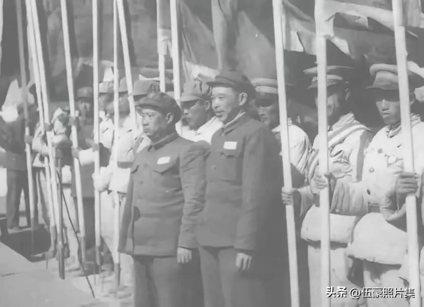 1949年，中国人民解放军一野第一军军长贺炳炎（前左）与政委廖汉生（前右）检阅参