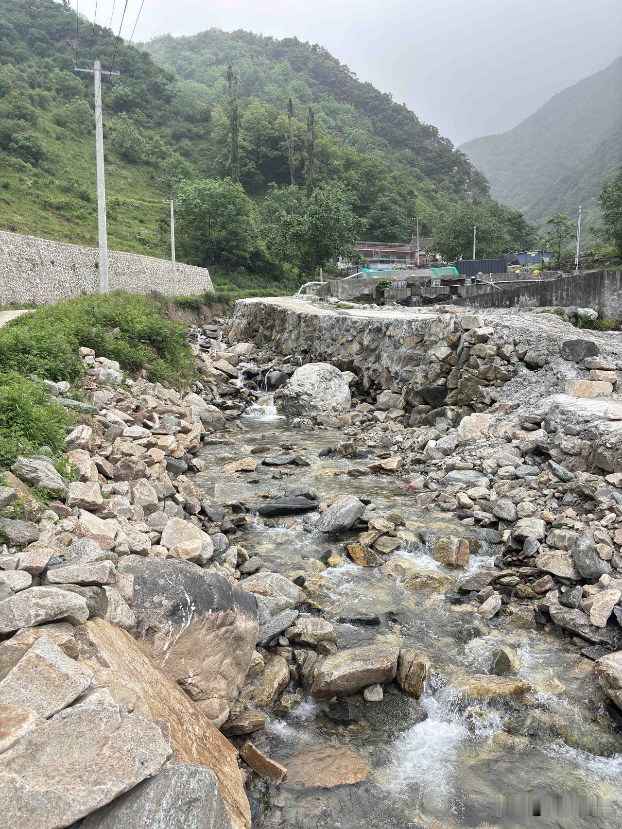 蓝田清峪随拍，这沟里的水真的很清澈，这水质比灞河的水质好多了，这个不知道，引到县