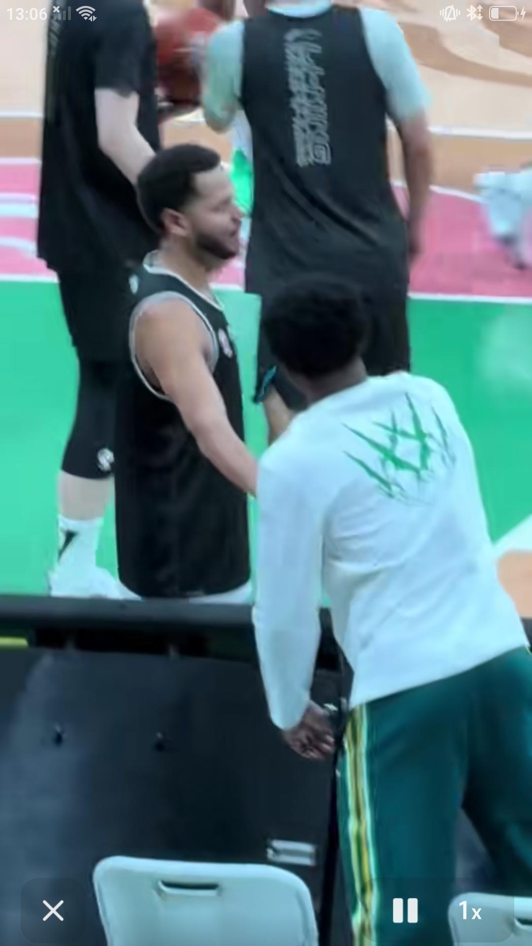 【辽篮外援布洛金顿被裁掉，与队友握手道别。】据辽媒报道，今天辽宁俱乐部官方公布，