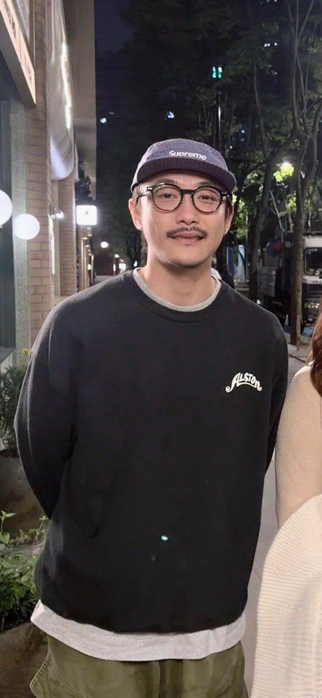 张兴朝像被送回家的走丢老人 笑不活了！张兴朝这握手的懵圈状态，活脱脱一个下棋输断