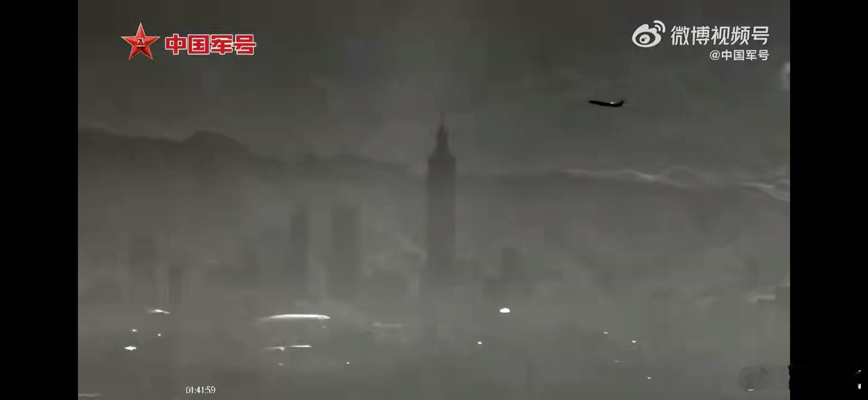 等一下……那是……101大厦？？？解放军无人机俯瞰台北101