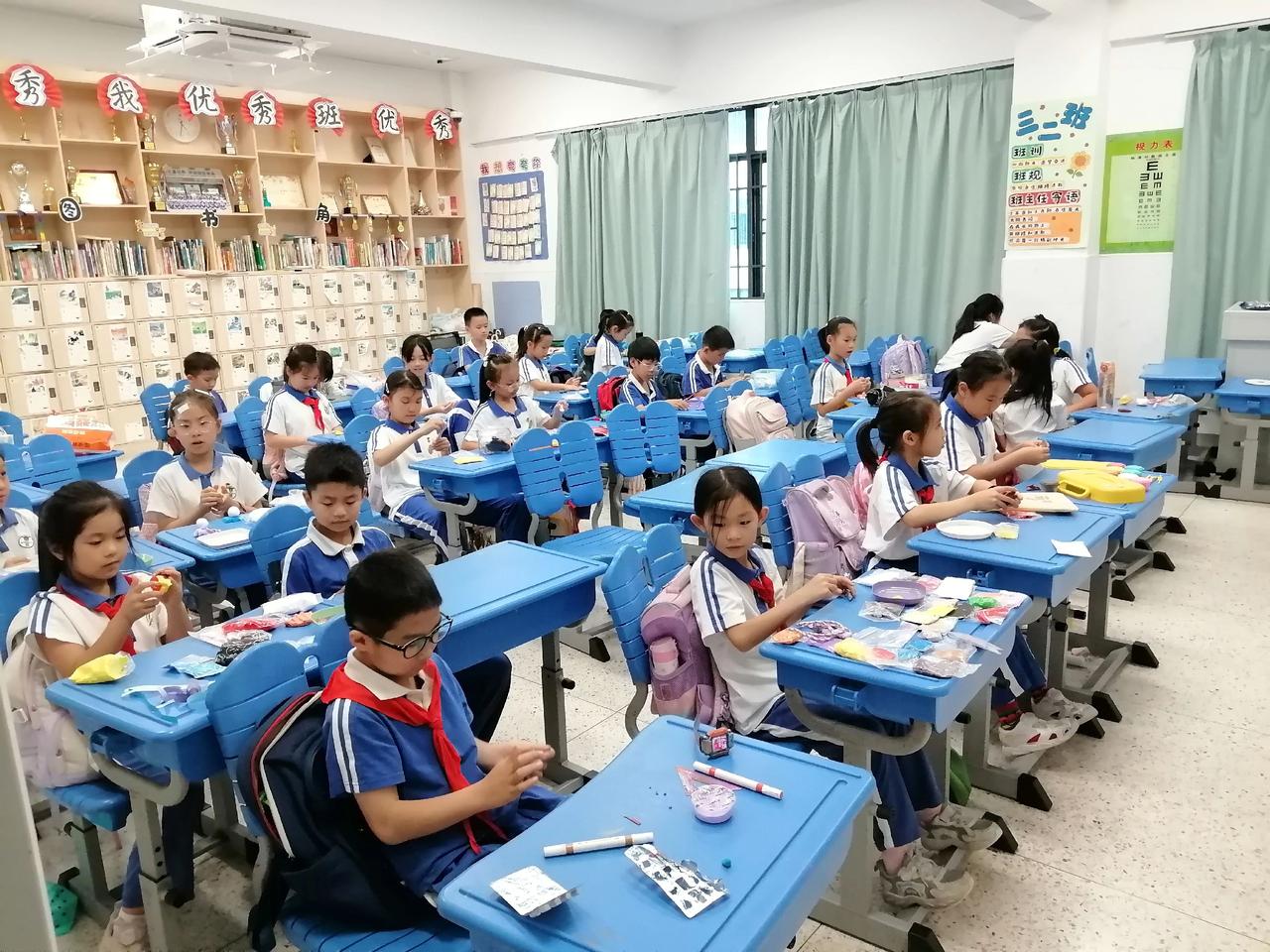 社团课上，同学们跟着老师学习制作粘土手工作品。
快乐玩手工，每次上课力争进步一点