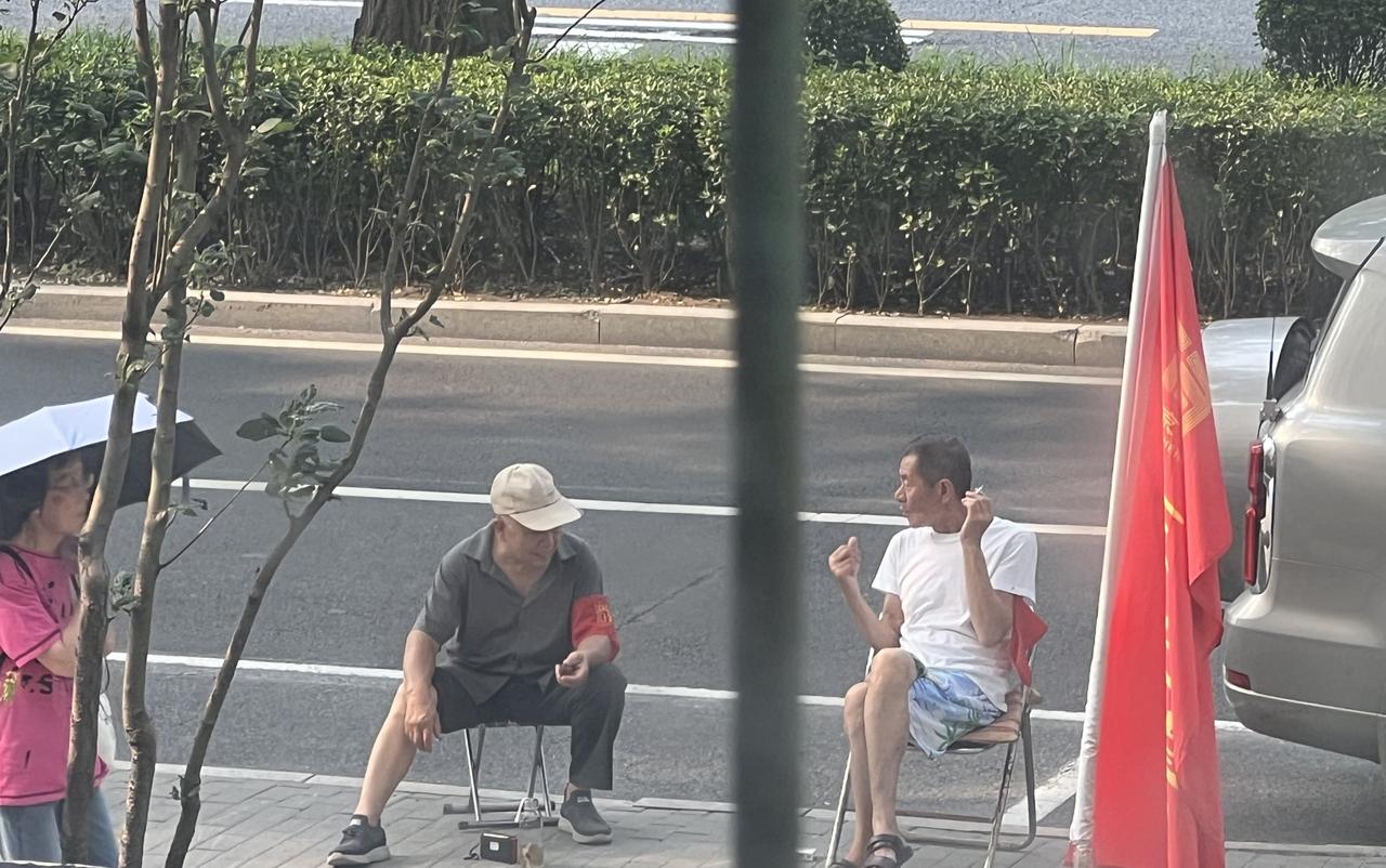 每逢重大活动，这些五六十年代出生的人就会戴上红袖标出现在主要街道，仿佛找回了当年