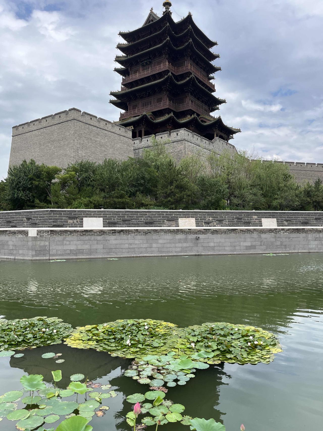 鱼跃碧海赞海阔，
鸟飞蓝天歌天高。
横批：《海阔与天高》
