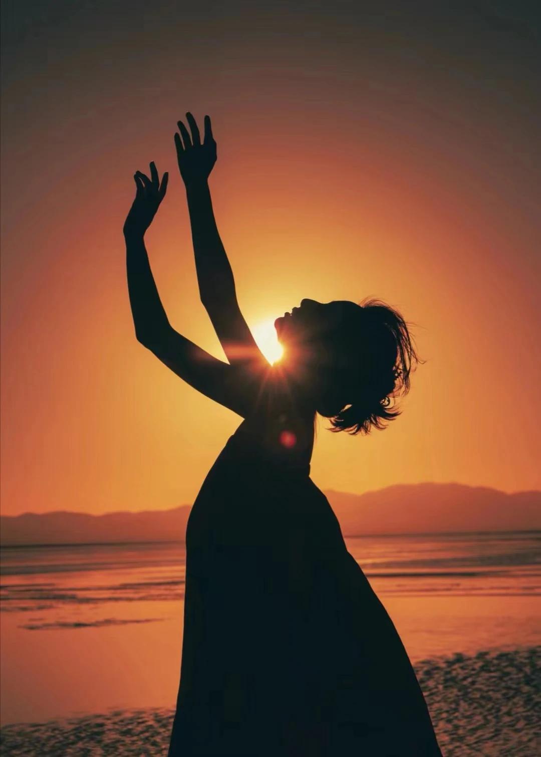 你相信吗？
一个独来独往，
表面看起来什么都不在乎的女人，
什么都无所谓，什么都